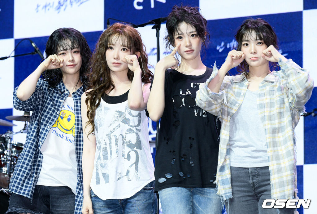 QWER(쵸단, 마젠타, 히나, 시연) 미니 3집 ‘난 네 편이야, 온 세상이 불협일지라도’ 발매 기념 미디어 쇼케이스가 9일 서울 서대문구 예스24 원더로크홀에서 열렸다. 미니 3집 ‘난 네 편이야, 온 세상이 불협일지라도’는 QWER이 쌓아온 밝고 희망찬 성장 서사 속에 불협의 시간을 함께 이겨낸 네 멤버가 변치 않는 미래를 다짐하는 앨범이다. QWER이 포즈를 취하고 있다. 2025.06.09 /cej@osen.co.kr