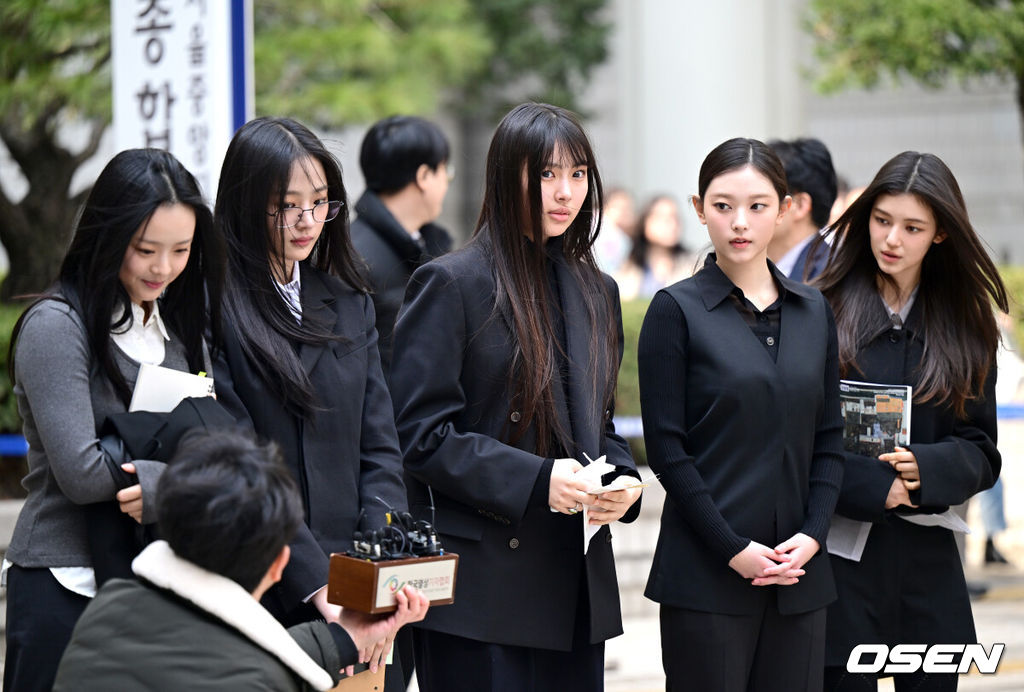 7일 서울 서초동 서울중앙지방법원에서 어도어가 뉴진스(NJZ) 멤버 5명을 상대로 낸 '기획사 지위보전과 광고 계약 체결 금지 가처분' 사건의 첫 심문기일이 진행됐다.이날 뉴진스(NJZ) 멤버 민지, 하니, 다니엘, 해린, 혜인 모두 직접 법원에 출석했다. 뉴진스(NJZ) 하니, 민지, 혜인(왼쪽부터)가 법원을 나서며 취재진에게 입장을 전하고 있다. 2025.03.07 / dreamer@osen.co.kr