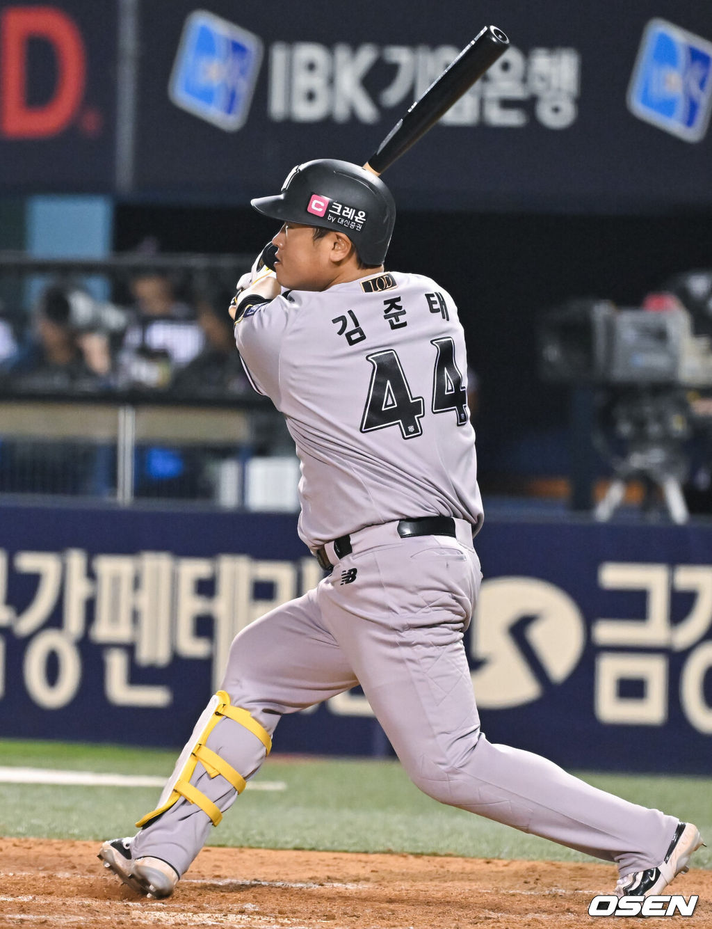 29일 오후 서울 잠실구장에서 ‘2024 신한 SOL BANK KBO리그’ 두산 베어스와 KT 위즈의 경기가 진행됐다.이날 두산은 최준호를 KT는 원상현을 선발투수로 내세웠다.9회초 1사 2,3루 KT 김준태가 2타점 적시 2루타를 날리고 있다. 2024.05.29 