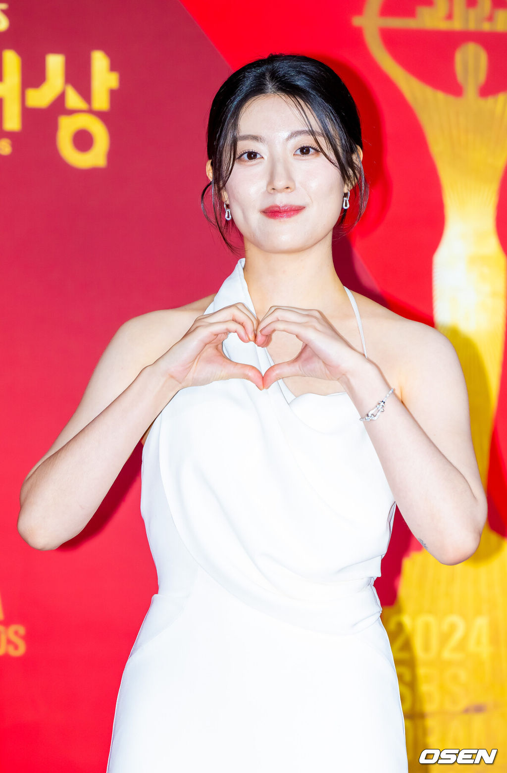 21일 오후 서울시 마포구 상암동 SBS 프리즘타워에서 'SBS 2024 연기대상' 레드카펫 행사가 진행됐다.신동엽, 김혜윤, 김지연 3MC가 진행하는 'SBS 2024 연기대상'은 레드카펫 행사 후 오후 8시 35분부터 생중계 된다.배우 남지현이 입장하며 포즈를 취하고 있다. 2024.12.21 / rumi@osen.co.kr
