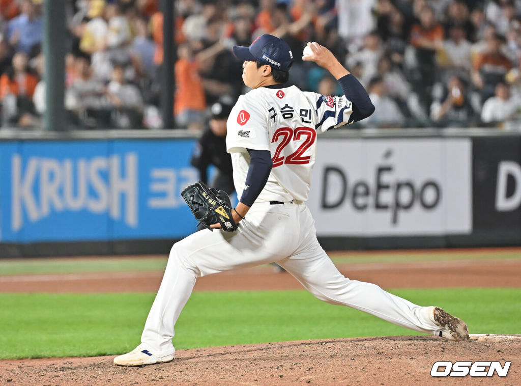 17일 부산 사직야구장에서 2025 신한 SOL 뱅크 KBO 리그 롯데 자이언츠와 한화 이글스의 경기가 열렸다. 홈팀 롯데는 데이비슨이, 방문팀 한화는 와이스가 선발 출전했다.롯데 자이언츠 구승민이 역투하고 있다. 2025.06.17 / foto0307@osen.co.kr