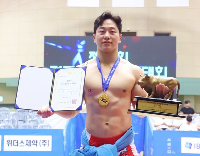 정민궁은 24일 충북 제천시 제천체육관에서 열린 ‘제79회 전국씨름선수권대회’ 선수권부에서 청장급(85kg 이하) 우승을 차지해 이번 대회 2관왕(선수권부 개인전·남자일반부 개인전)에 올랐다. / 대한씨름협회