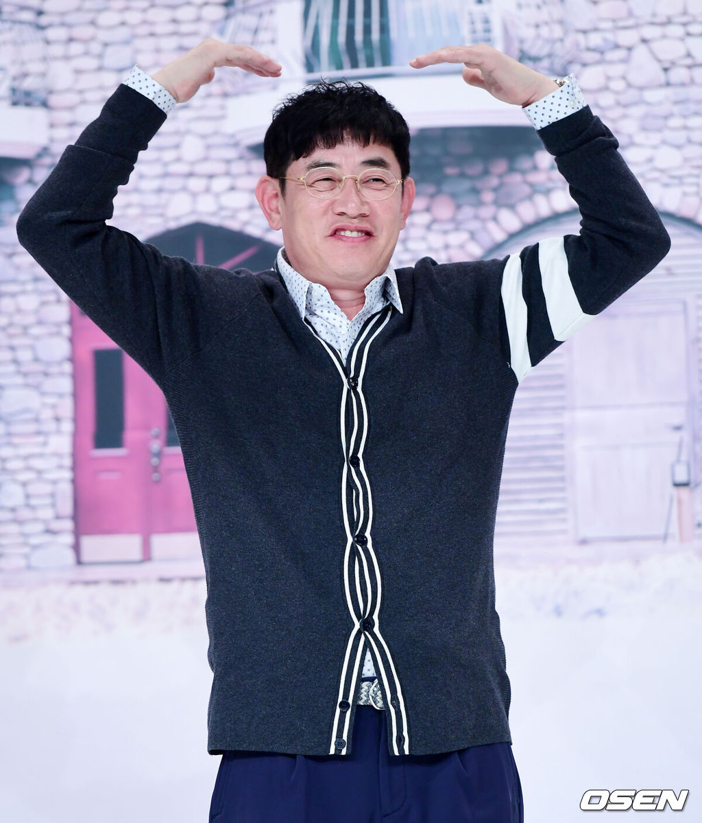 올리브TV 새 예능프로그램 '달팽이 호텔' 제작발표회가 23일 오후 서울 영등포구 타임스퀘어 아모리스홀에서 열렸다.방송인 이경규가 포토타임을 갖고 있다. /pjmpp@osen.co.kr