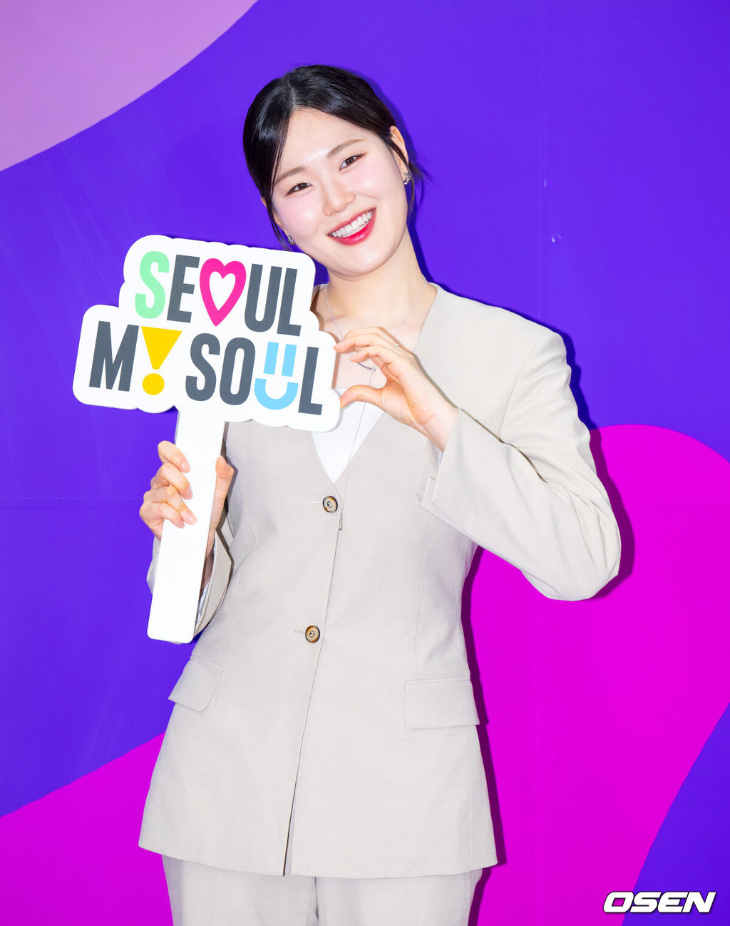 17일 오전 서울 중구 서울특별시청에서 ‘2025 서울특별시 홍보대사 위촉식-서울, 빛으로 그리는 꿈 : 동행하는 서울의 빛’ 행사가 열렸다. 이날 위촉식에는 배우 김석훈, 유튜버 박위, 피아니스트 선우예권, 개그맨 엄지윤, 가수 송지은, 엔하이픈, 하츠투하츠가 참석했다. 개그맨 엄지윤이 포즈를 취하고 있다. 2025.06.17 / ksl0919@osen.co.kr