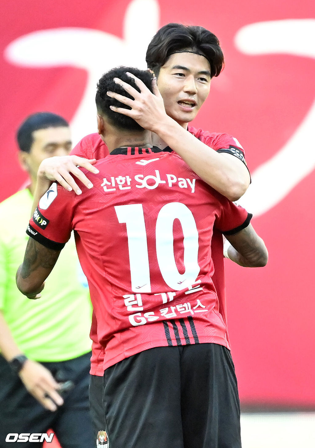 10일 오후 서울월드컵경기장에서 하나은행 K리그1 2024 FC서울와 울산 HD FC의 경기가 열렸다.  FC서울은 이번 시즌 득점왕에 도전하고 있는 일류첸코를, 울산 HD는 최근 득점으로 분위기 반전에 성공한 주민규를 최전방에 내세운다.후반 서울 린가드가 동점골에 성공하며 기성용과 기뻐하고 있다. 2024.11.10 / rumi@osen.co.kr