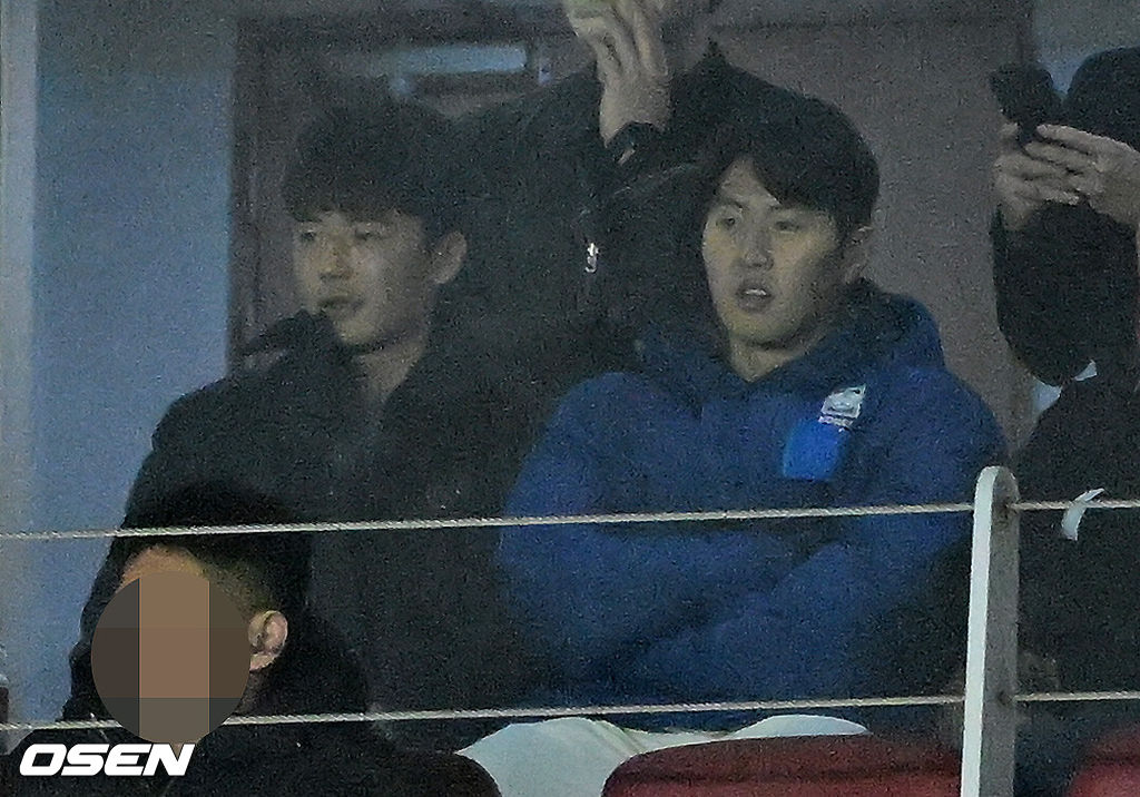 홍명보호가 이번에도 승리하지 못했다. 요르단과 아쉬운 무승부를 거두면서 3경기 연속 승점 1점을 추가하는 데 만족해야 했다.홍명보 감독이 이끄는 대한민국 축구대표팀은 25일 오후 8시 수원월드컵경기장에서 열린 2026 국제축구연맹(FIFA) 북중미 월드컵 아시아지역 3차 예선 B조 8차전에서 요르단과 1-1로 비겼다.이제 한국은 승점 16(4승 4무)으로 불안한 조 1위를 유지 중이다. 2위 요르단(승점 13), 한 경기 덜 치른 이라크(승점 12)와 격차가 크지 않다. 6월 A매치 결과에 따라 뒤집힐 가능성도 충분하다.후반 대한민국 이강인이 기성용과 경기를 지켜보고 있다. 2025.03.25 / jpnews@osen.co.kr