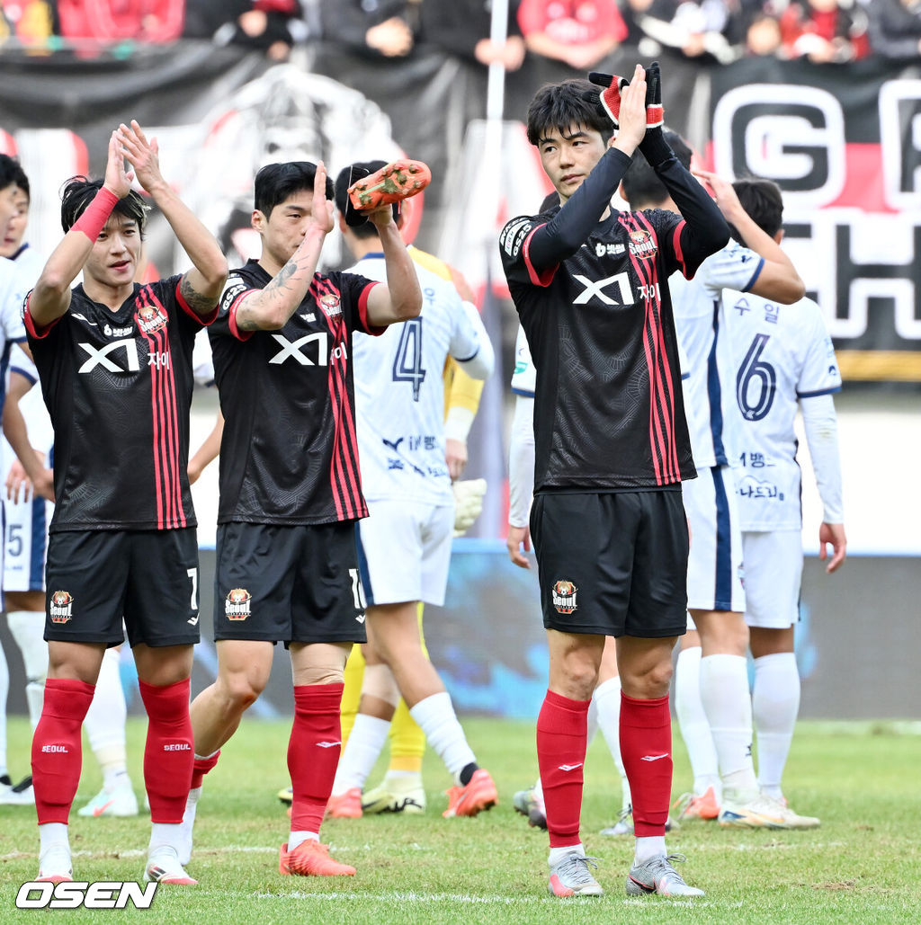 3일 서울월드컵경기장에서 하나은행 K리그1 2025 FC서울과 김천상무 FC의 경기가 열렸다. 이 경기에서 0-0 무승부를 거뒀다. 두 팀 모두 나란히 1승1무1패가 된 가운데 서울은 순위 9위, 김천은 7위(이상 승점 4)에 각각 자리했다.경기 종료 후 FC서울 기성용이 동료들과 함께 박수를 보내고 있다. 2025.03.03 / rumi@osen.co.kr