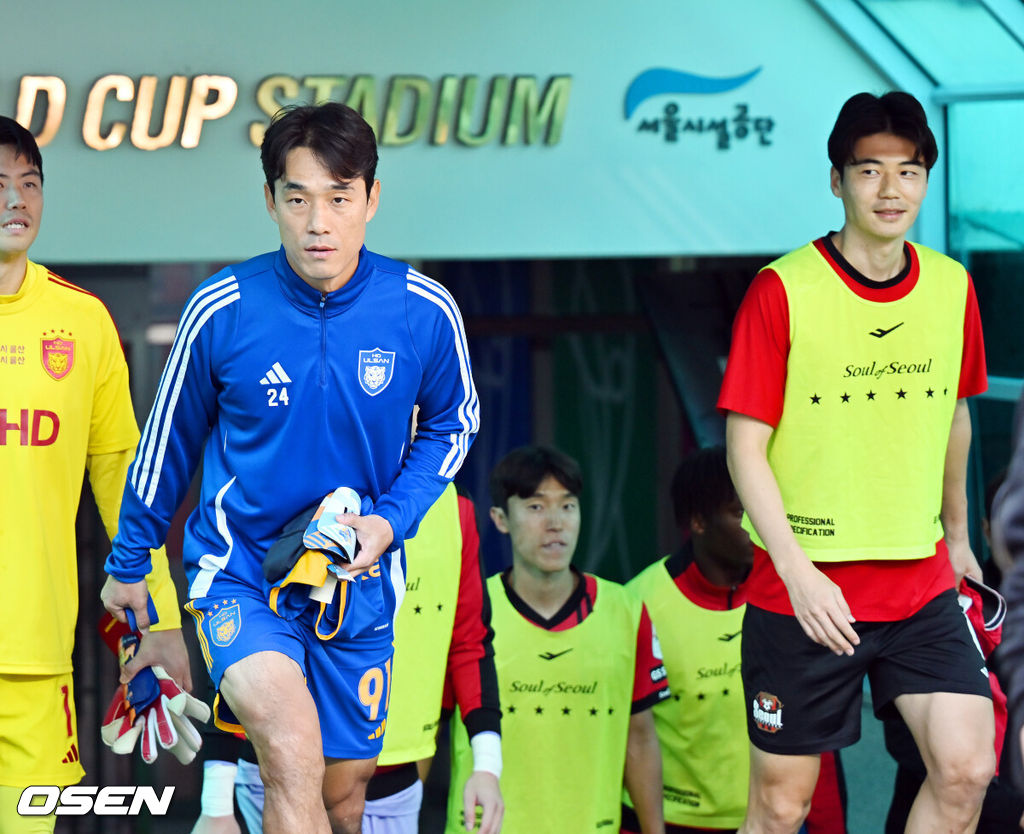10일 오후 서울월드컵경기장에서 하나은행 K리그1 2024 FC서울와 울산 HD FC의 경기가 열렸다. FC서울은 이번 시즌 득점왕에 도전하고 있는 일류첸코를, 울산 HD는 최근 득점으로 분위기 반전에 성공한 주민규를 최전방에 내세운다.경기 전 울산 박주영이 서울 기성용과 함께 실내에서 걸어나오고 있다. 2024.11.10 / rumi@osen.co.kr