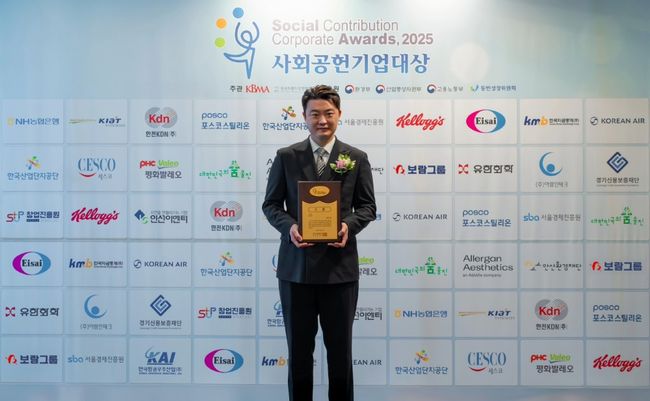 최요한 보람그룹 상무가 2025 사회공헌기업대상 시상식에서 기념촬영을 하는 모습. / 사진제공=보람그룹