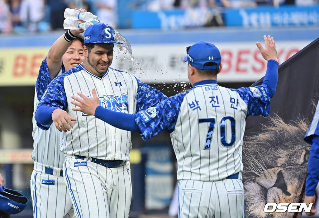 삼성 아리엘 후라도가 완봉승을 거둔 뒤 박진만 감독의 축하를 받고 있다. 2025.06.08 / foto0307@osen.co.kr
