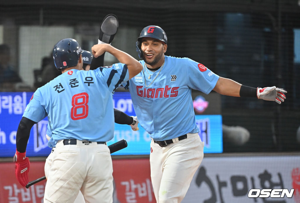 22일 부산 사직야구장에서 2025 신한 SOL 뱅크 KBO 리그 롯데 자이언츠와 삼성 라이온즈의 경기가 열렸다. 홈팀 롯데는 박세웅이, 방문팀 삼성은 원태인이 선발 출전했다.롯데 자이언츠 레이예스가 7회말 1사 만루 김민성의 역전 3타점 2루타때 홈인한 전준우와 기쁨을 나누고 있다. 2025.06.22 / foto0307@osen.co.kr