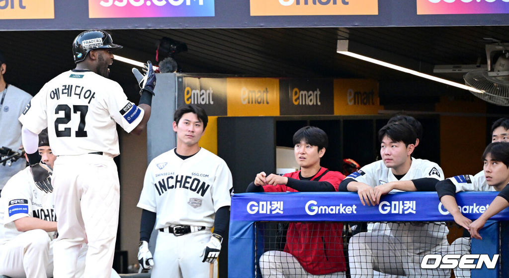 22일 인천 SSG랜더스필드에서 ‘2025 신한 SOL Bank KBO리그’ SSG 랜더스와 KIA 타이거즈의 경기가 열렸다.홈팀 SSG는 드류 앤더슨, 방문팀 KIA는 제임스 네일을 선발로 내세웠다.7회말 1사 1, 2루 상황 SSG 에레디아가 심판진에게 욕설을 해 퇴장 명령을 받고 그라운드를 나가며 소리치고 있다. 2025.06.22 / dreamer@osen.co.kr