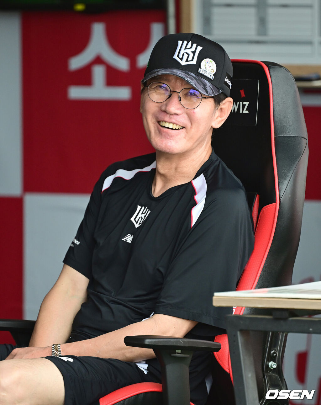 8일 오후 수원 KT위즈파크에서 ‘2025 신한 SOL Bank KBO리그’ KT 위즈와 SSG 랜더스의 경기가 열렸다.이날 홈팀 KT는 선발투수로 쿠에바스, 방문팀 SSG는 박기호를 내세웠다. 경기 시작에 앞서 KT 이강철 감독이 미소짓고 있다. 2025.06.08 / ksl0919@osen.co.kr