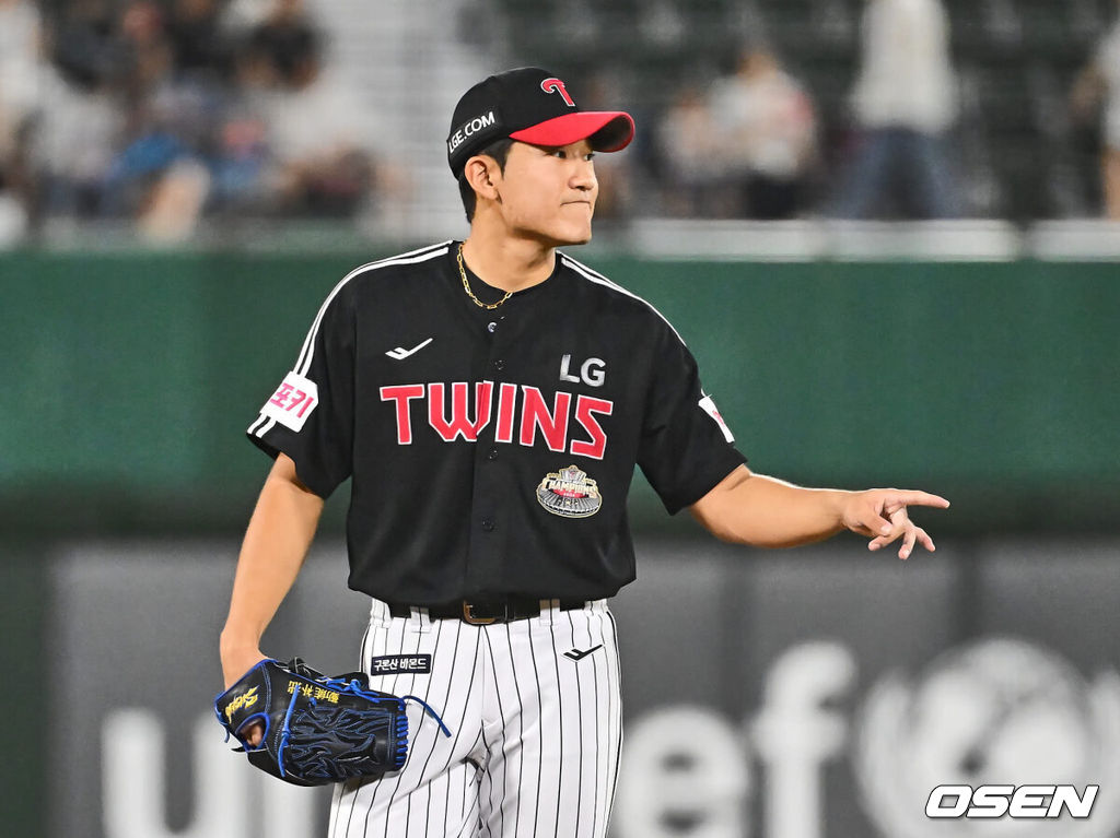 19일 부산 사직야구장에서 2024 신한 SOL 뱅크 KBO 리그 롯데 자이언츠와 LG 트윈스의 경기가 열렸다. 홈팀 롯데는 박세웅이 선발 출전하고 LG는 임준형이 선발 출전했다.LG 트윈스 선발 투수 임준형이 1루 수비 사인을 내고 있다. 2024.09.19 / foto0307@osen.co.kr