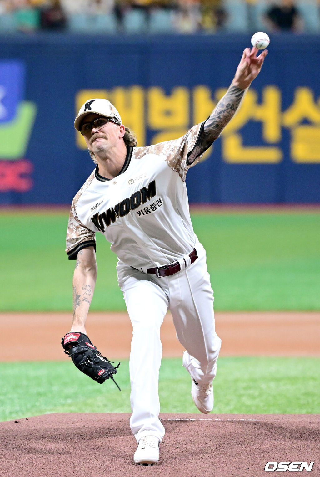 25일 서울 고척스카이돔에서 ‘2025 신한 SOL Bank KBO리그’ 키움 히어로즈와 KIA 타이거즈의 경기가 열렸다.홈팀 키움은 라클란 웰스, 방문팀 KIA는 애덤 올러를 선발로 내세웠다.1회초 키움 선발 라클란 웰스가 힘차게 공을 뿌리고 있다. 2025.06.25 / dreamer@osen.co.kr
