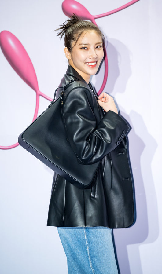 17일 서울 중구 동대문디자인플라자(DDP)에서 2023 F/W 서울패션위크 '메트로시티' 컬렉션 포토콜 행사가 열렸다.<br /><br />가수 손담비가 입장하며 포즈를 취하고 있다. 2023.03.17 /rumi@osen.co.kr