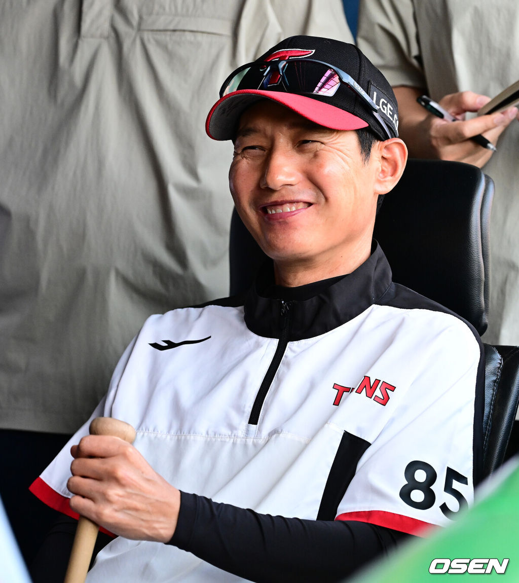 11일 오후 서울 잠실구장에서 ‘2025 신한 SOL Bank KBO리그’ LG 트윈스와 SSG 랜더스의 경기가 열렸다.LG는 에르난데스, SSG는 화이트를 선발로 내세웠다LG 염경엽 감독이 취재진과 이야기를 나누며 미소짓고  있다. 2025.06.11 /jpnews@osen.co.kr