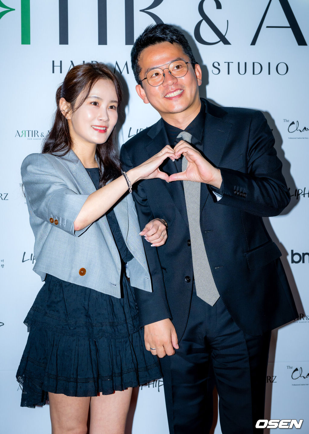 김준호-김지민 커플이 22일 오후 서울 강남구 청담동의 한 카페에서 진행된 헤어 브랜드 오프닝 파티 포토콜 행사에 참여했다.김지민와 김지민은 7월 결혼을 앞두고 있다.김준호 김지민 커플이 입장하며 포즈를 취하고 있다. 2025.04.22 / rumi@osen.co.kr