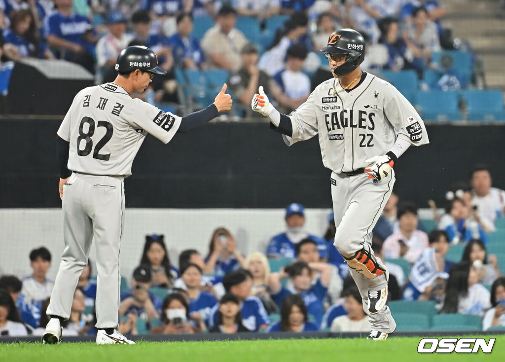 25일 대구삼성라이온즈파크에서 2025 신한 SOL 뱅크 KBO 리그 삼성 라이온즈와 한화 이글스의 경기가 열렸다. 홈팀 삼성은 후라도가, 방문팀 한화는 와이스가 선발 출전했다. 한화 이글스 채은성이 5회초 좌월 솔로 홈런을 치고 하이파이브를 하고 있다. 2025.06.25 / foto0307@osen.co.kr