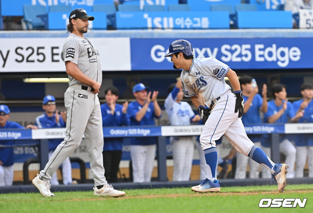 25일 대구삼성라이온즈파크에서 2025 신한 SOL 뱅크 KBO 리그 삼성 라이온즈와 한화 이글스의 경기가 열렸다. 홈팀 삼성은 후라도가, 방문팀 한화는 와이스가 선발 출전했다. 삼성 라이온즈 김지찬이 1회말 1사 1루 구자욱의 중견수 오른쪽 안타와 중견수 실책으로 홈 쇄도, 세이프되고 있다. 2025.06.25 / foto0307@osen.co.kr