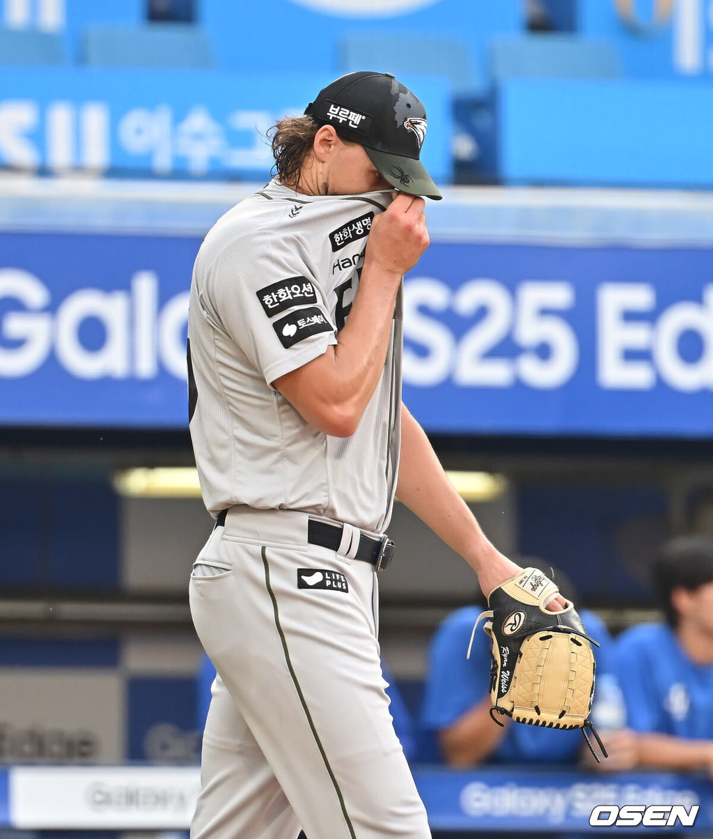 25일 대구삼성라이온즈파크에서 2025 신한 SOL 뱅크 KBO 리그 삼성 라이온즈와 한화 이글스의 경기가 열렸다. 홈팀 삼성은 후라도가, 방문팀 한화는 와이스가 선발 출전했다. 한화 이글스 선발 투수 와이스가 1회부터 2실점하고 아쉬워하고 있다. 2025.06.25 / foto0307@osen.co.kr