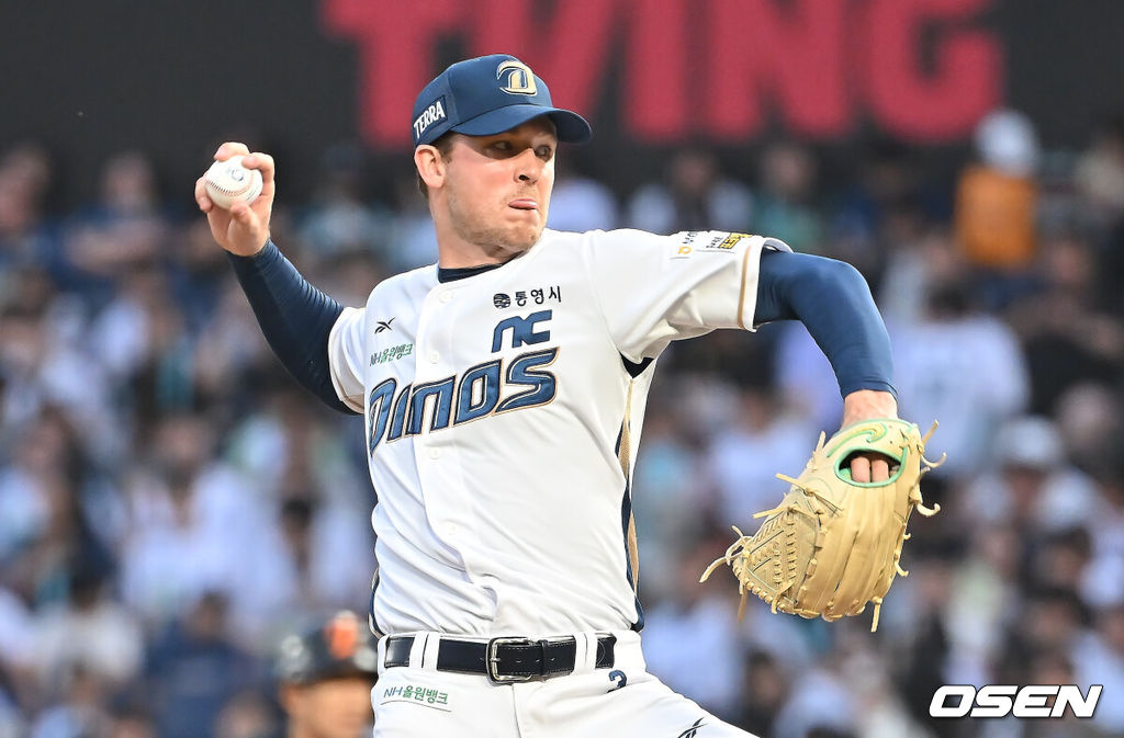 30일 창원NC파크에서 2025 신한 SOL 뱅크 KBO 리그 NC 다이노스와 한화 이글스의 경기가 열렸다. 홈팀 NC는 라일리가, 방문팀 한화는 류현진이 선발 출전했다. NC 다이노스 선발투수 라일리가 역투하고 있다. 2025.05.30 / foto0307@osen.co.kr