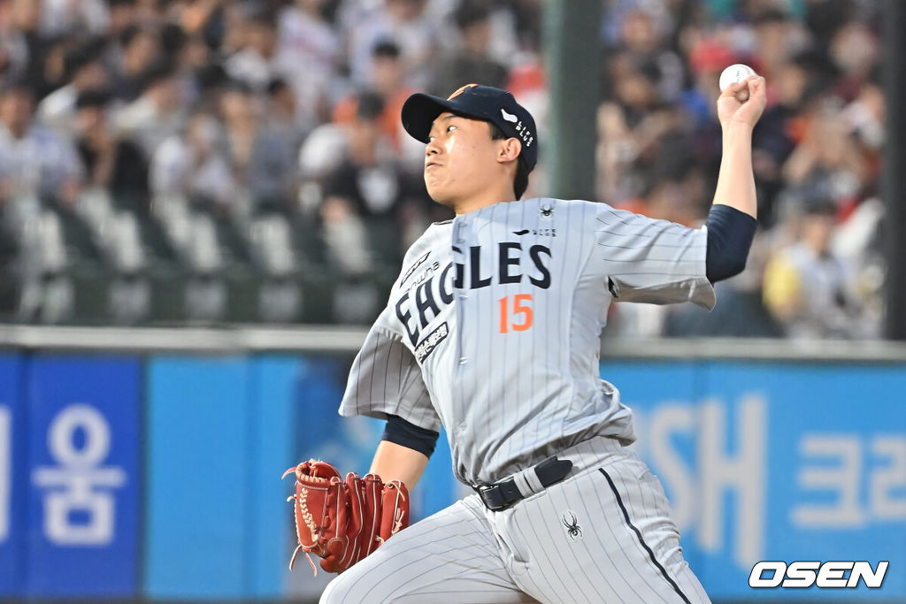 18일 부산 사직야구장에서 2025 신한 SOL 뱅크 KBO 리그 롯데 자이언츠와 한화 이글스의 경기가 열렸다. 홈팀 롯데는 홍민기가, 방문팀 한화는 엄상백이 선발 출전했다.한화 이글스 김기중이 역투하고 있다. 2025.06.18 / foto0307@osen.co.kr