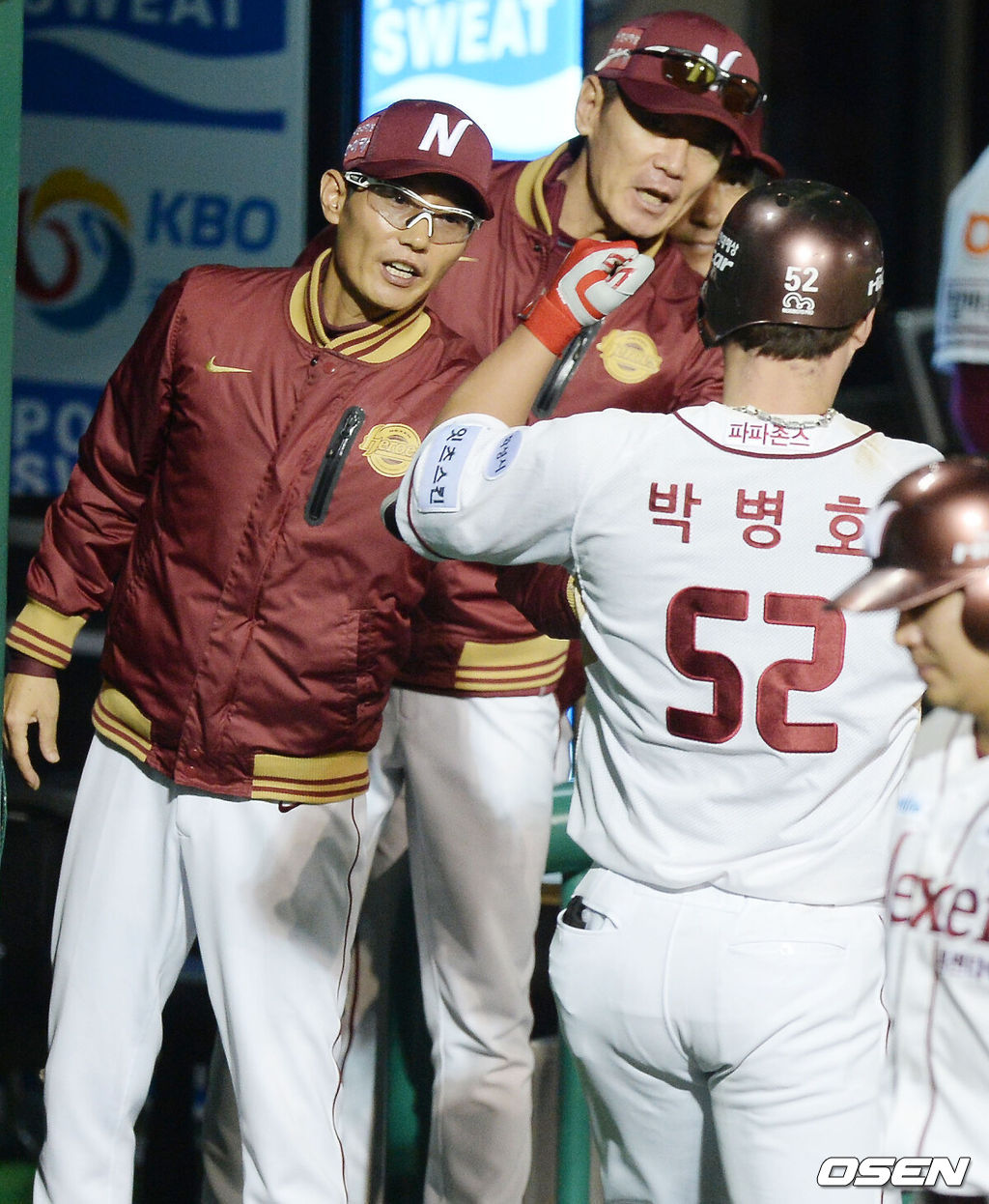 14일 오후 서울 목동구장에서 열린 '2015 타이어뱅크 KBO 리그' 포스트시즌 넥센 히어로즈와 두산 베어스 준플레이오프 4차전, 5회말 넥센 선두타자 박병호가 중월 솔로홈런을 날린 후 덕아웃에서 염경엽 감독과 하이파이브를 하고 있다.넥센 두산은 각각 양훈과 이현호를 선발로 내세웠다.넥센 양훈은 지난 10일 잠실구장에서 있었던 1차전에 선발로 나서 5⅓이닝 5피안타 2탈삼진 2볼넷 1실점 호투했다. 팀이 역전패해 승리투수가 되지는 못했지만 기대에 부응한 피칭이었다. 하지만 3일 휴식 후 등판은 부담스러울 수 있다.양훈에 맞서는 두산 선발은 이현호다. 두산은 당초 선발인 앤서니 스와잭을 계속 불펜에 두기로 했다. 올해 선발로 나선 경기에서 평균자책점 2.14였던 이현호는 이기면 3위, 지면 4위가 되는 정규시즌 최종전(4일 잠실 KIA전)에서 5⅔이닝 4피안타 5탈삼진 무실점으로 승리투수가 되며 팀의 3위 등극에 결정적인 수훈을 세웠다.불펜싸움에서는 두산이 다소 유리하다. 3차전 막판 두산은 추격전에 나서며 조상우를 끌어냈다. 1, 2차전 연투한 손승락은 쉬었지만 조상우는 23구를 던졌다. 반면 두산은 함덕주와 이현승이 다 쉬었다. 넥센은 3차전에 살아난 타선의 힘을 믿는 동시에 양훈이 투혼을 발휘해주기를 바라고 있다. / rumi@osen.co.kr