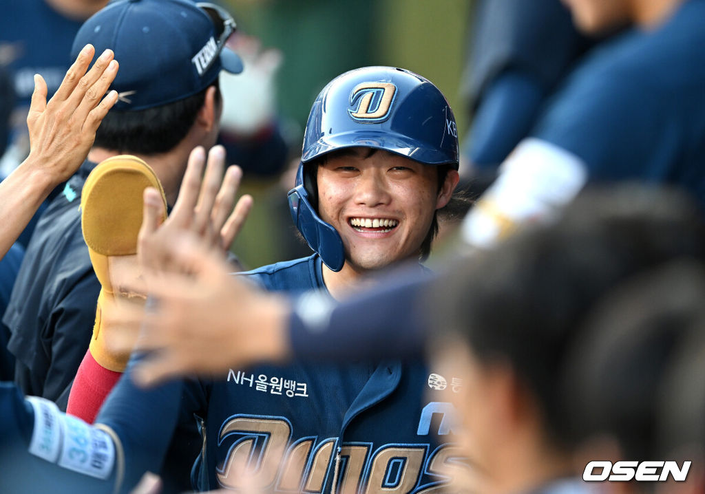 22일 오후 수원 KT위즈파크에서 2025 신한 SOL Bank KBO리그 KT 위즈와 NC 다이노스의 경기가 열렸다.KT는 쿠에바스, NC는 로건을 선발투수로 내세웠다8회초 1사 1,3루에서 더블스틸을 시도해 득점에 성공한 NC 최정원이 더그아웃에서 환호하고 있다. 2025.06.22 /sunday@osen.co.kr