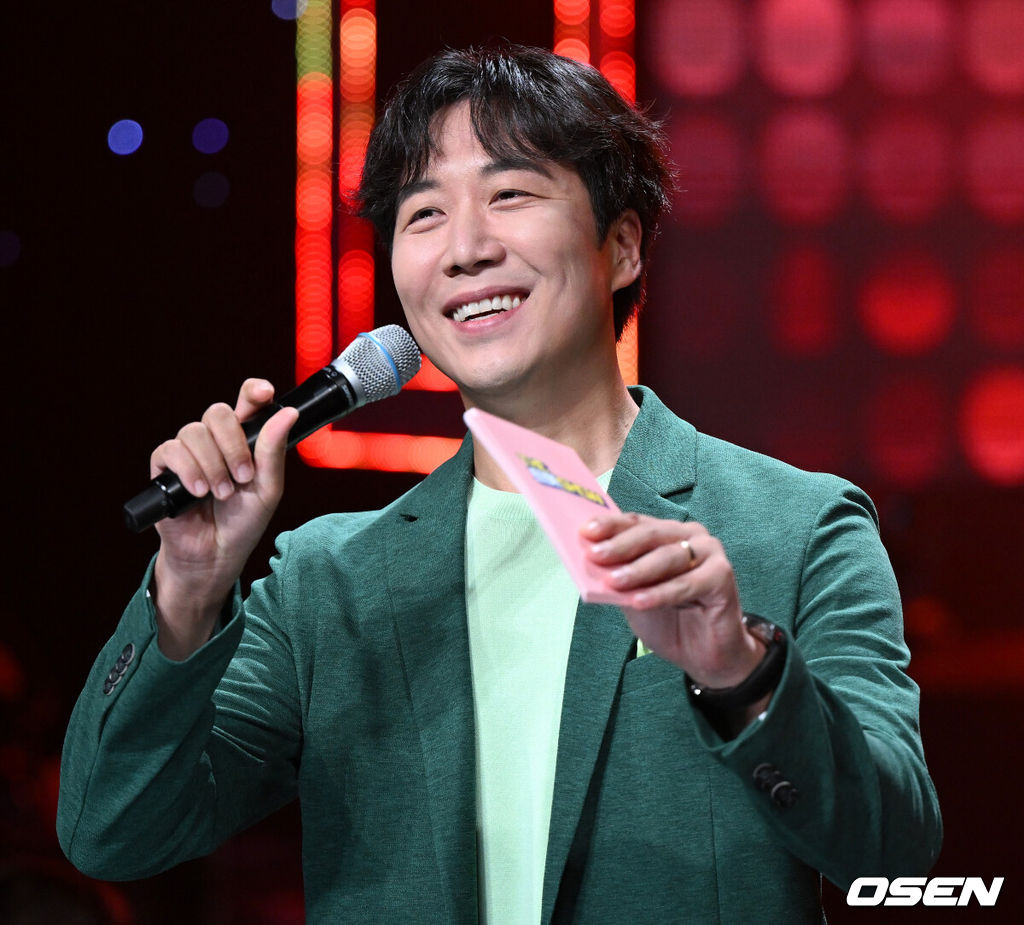 11일 오후 서울 상암동 SBS프리즘타워에서 SBS FiL 더 트롯쇼 생방송이 진행됐다.진행자로 나선 도경완이 인사말을 전하고 있다. 2022.07.11 / dreamer@osen.co.kr