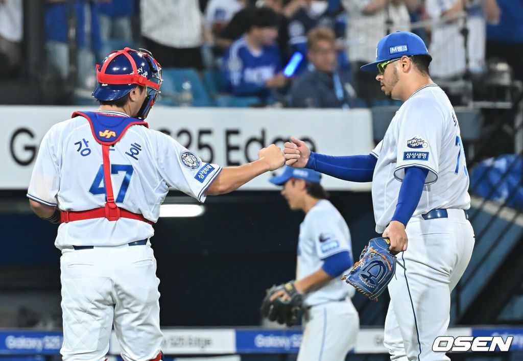 25일 대구삼성라이온즈파크에서 2025 신한 SOL 뱅크 KBO 리그 삼성 라이온즈와 한화 이글스의 경기가 열렸다. 홈팀 삼성은 후라도가, 방문팀 한화는 와이스가 선발 출전했다. 삼성 라이온즈 선발 투수 후라도가 7회초 2사 1,2루 한화 이글스 김태연을 삼진으로 잡고 이닝 교체하며 강민호와 하이파이브를 하고 있다. 2025.06.25 / foto0307@osen.co.kr