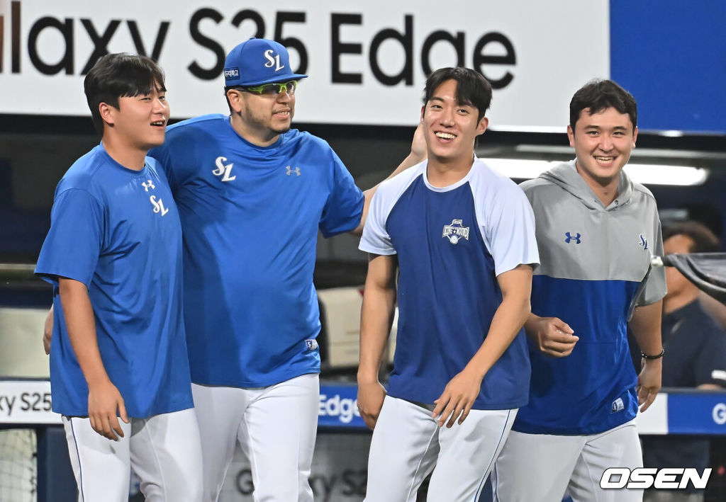 25일 대구삼성라이온즈파크에서 2025 신한 SOL 뱅크 KBO 리그 삼성 라이온즈와 한화 이글스의 경기가 열렸다. 홈팀 삼성은 후라도가, 방문팀 한화는 와이스가 선발 출전했다. 삼성 라이온즈 후라도가 한화 이글스에 7-2로 승리한 후 원태인, 최원태, 이승현의 축하를 받고 있다. 2025.06.25 / foto0307@osen.co.kr