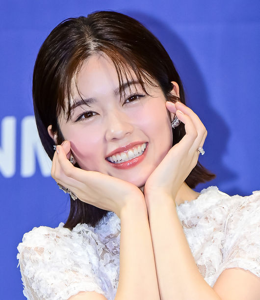 26일 오후 서울 신도림 라마다 호텔에서 CJ ENM X 스튜디오드래곤 기획 ‘내 남편과 결혼해줘’ 일본판 제작발표회가 열렸다.'내 남편과 결혼해줘'는 주인공 강지원이 자신의 친구와 바람난 남편에게 배신당하고 죽음을 맞은 뒤 과거로 회귀해 복수하고 새로운 삶을 살아가는 내용으로, 동명의 웹소설을 원작 삼아 만들어진 드라마다. 앞서 지난해 1월부터 2월까지 국내에서 tvN 드라마로 방송돼 극성 강한 전개로 뜨거운 사랑을 받았다. 일본에서 드라마화되는 작품은 한국 드라마의 일본판 리메이크 버전이다. 이를 위해 드라마 '비밀의 숲', '알함브라 궁전의 추억'을 비롯해 넷플릭스 오리지널 시리즈 '더 글로리'로 호평받은 안길호 감독이 메가폰을 잡았다. 또한 한국에서 배우 박민영이 활약한 여자 주인공 역에 드라마 '오오쿠', '대대손손 상인 금과 은' 시리즈, '페르마의 요리' 등에 출연한 코시바 후우카가 출연한다. 남자 주인공으로는 영화 '바람의 검심' 시리즈로 사랑받은 사토 타케루가 나서 기대를 모은다. 배우 코시바 후우카가 포토타임을 하고 있다. 2025.06.26 /jpnews@osen.co.kr