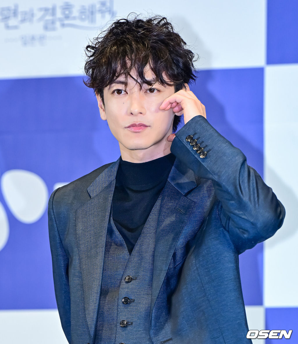 26일 오후 서울 신도림 라마다 호텔에서 CJ ENM X 스튜디오드래곤 기획 ‘내 남편과 결혼해줘’ 일본판 제작발표회가 열렸다.'내 남편과 결혼해줘'는 주인공 강지원이 자신의 친구와 바람난 남편에게 배신당하고 죽음을 맞은 뒤 과거로 회귀해 복수하고 새로운 삶을 살아가는 내용으로, 동명의 웹소설을 원작 삼아 만들어진 드라마다. 앞서 지난해 1월부터 2월까지 국내에서 tvN 드라마로 방송돼 극성 강한 전개로 뜨거운 사랑을 받았다. 일본에서 드라마화되는 작품은 한국 드라마의 일본판 리메이크 버전이다. 이를 위해 드라마 '비밀의 숲', '알함브라 궁전의 추억'을 비롯해 넷플릭스 오리지널 시리즈 '더 글로리'로 호평받은 안길호 감독이 메가폰을 잡았다. 또한 한국에서 배우 박민영이 활약한 여자 주인공 역에 드라마 '오오쿠', '대대손손 상인 금과 은' 시리즈, '페르마의 요리' 등에 출연한 코시바 후우카가 출연한다. 남자 주인공으로는 영화 '바람의 검심' 시리즈로 사랑받은 사토 타케루가 나서 기대를 모은다. 배우 사토 타케루가 포토타임을 하고 있다. 2025.06.26 /jpnews@osen.co.kr