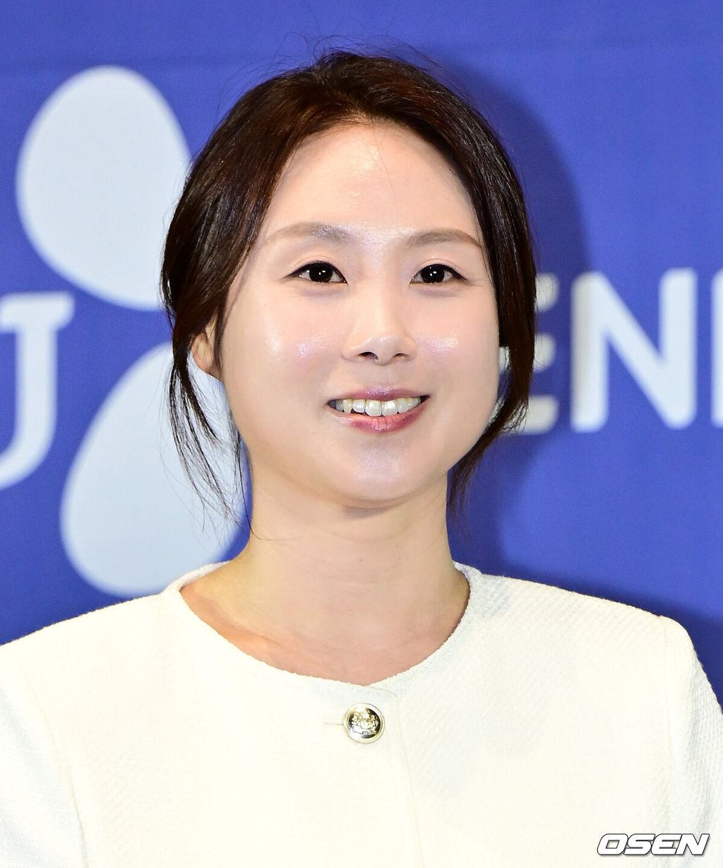26일 오후 서울 신도림 라마다 호텔에서 CJ ENM X 스튜디오드래곤 기획 ‘내 남편과 결혼해줘’ 일본판 제작발표회가 열렸다.'내 남편과 결혼해줘'는 주인공 강지원이 자신의 친구와 바람난 남편에게 배신당하고 죽음을 맞은 뒤 과거로 회귀해 복수하고 새로운 삶을 살아가는 내용으로, 동명의 웹소설을 원작 삼아 만들어진 드라마다. 앞서 지난해 1월부터 2월까지 국내에서 tvN 드라마로 방송돼 극성 강한 전개로 뜨거운 사랑을 받았다. 일본에서 드라마화되는 작품은 한국 드라마의 일본판 리메이크 버전이다. 이를 위해 드라마 '비밀의 숲', '알함브라 궁전의 추억'을 비롯해 넷플릭스 오리지널 시리즈 '더 글로리'로 호평받은 안길호 감독이 메가폰을 잡았다. 또한 한국에서 배우 박민영이 활약한 여자 주인공 역에 드라마 '오오쿠', '대대손손 상인 금과 은' 시리즈, '페르마의 요리' 등에 출연한 코시바 후우카가 출연한다. 남자 주인공으로는 영화 '바람의 검심' 시리즈로 사랑받은 사토 타케루가 나서 기대를 모은다. 손자영 책임 프로듀서가 포토타임을 하고 있다. 2025.06.26 /jpnews@osen.co.kr
