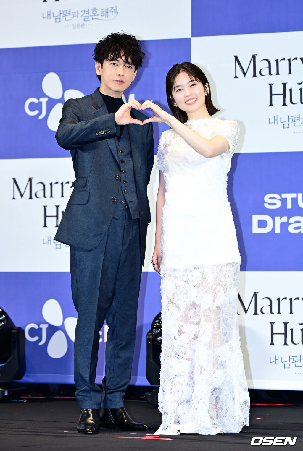 26일 오후 서울 신도림 라마다 호텔에서 CJ ENM X 스튜디오드래곤 기획 ‘내 남편과 결혼해줘’ 일본판 제작발표회가 열렸다.'내 남편과 결혼해줘'는 주인공 강지원이 자신의 친구와 바람난 남편에게 배신당하고 죽음을 맞은 뒤 과거로 회귀해 복수하고 새로운 삶을 살아가는 내용으로, 동명의 웹소설을 원작 삼아 만들어진 드라마다. 앞서 지난해 1월부터 2월까지 국내에서 tvN 드라마로 방송돼 극성 강한 전개로 뜨거운 사랑을 받았다. 일본에서 드라마화되는 작품은 한국 드라마의 일본판 리메이크 버전이다. 이를 위해 드라마 '비밀의 숲', '알함브라 궁전의 추억'을 비롯해 넷플릭스 오리지널 시리즈 '더 글로리'로 호평받은 안길호 감독이 메가폰을 잡았다. 또한 한국에서 배우 박민영이 활약한 여자 주인공 역에 드라마 '오오쿠', '대대손손 상인 금과 은' 시리즈, '페르마의 요리' 등에 출연한 코시바 후우카가 출연한다. 남자 주인공으로는 영화 '바람의 검심' 시리즈로 사랑받은 사토 타케루가 나서 기대를 모은다. 배우 사토 타케루, 코시바 후우카가 포토타임을 하고 있다. 2025.06.26 /jpnews@osen.co.kr