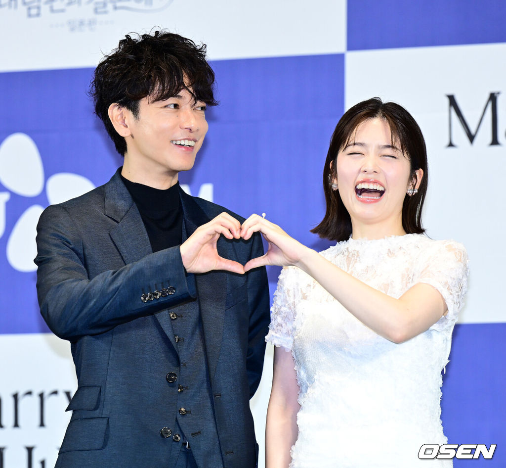 26일 오후 서울 신도림 라마다 호텔에서 CJ ENM X 스튜디오드래곤 기획 ‘내 남편과 결혼해줘’ 일본판 제작발표회가 열렸다.'내 남편과 결혼해줘'는 주인공 강지원이 자신의 친구와 바람난 남편에게 배신당하고 죽음을 맞은 뒤 과거로 회귀해 복수하고 새로운 삶을 살아가는 내용으로, 동명의 웹소설을 원작 삼아 만들어진 드라마다. 앞서 지난해 1월부터 2월까지 국내에서 tvN 드라마로 방송돼 극성 강한 전개로 뜨거운 사랑을 받았다. 일본에서 드라마화되는 작품은 한국 드라마의 일본판 리메이크 버전이다. 이를 위해 드라마 '비밀의 숲', '알함브라 궁전의 추억'을 비롯해 넷플릭스 오리지널 시리즈 '더 글로리'로 호평받은 안길호 감독이 메가폰을 잡았다. 또한 한국에서 배우 박민영이 활약한 여자 주인공 역에 드라마 '오오쿠', '대대손손 상인 금과 은' 시리즈, '페르마의 요리' 등에 출연한 코시바 후우카가 출연한다. 남자 주인공으로는 영화 '바람의 검심' 시리즈로 사랑받은 사토 타케루가 나서 기대를 모은다. 배우 사토 타케루, 코시바 후우카가 포토타임을 하고 있다. 2025.06.26 /jpnews@osen.co.kr