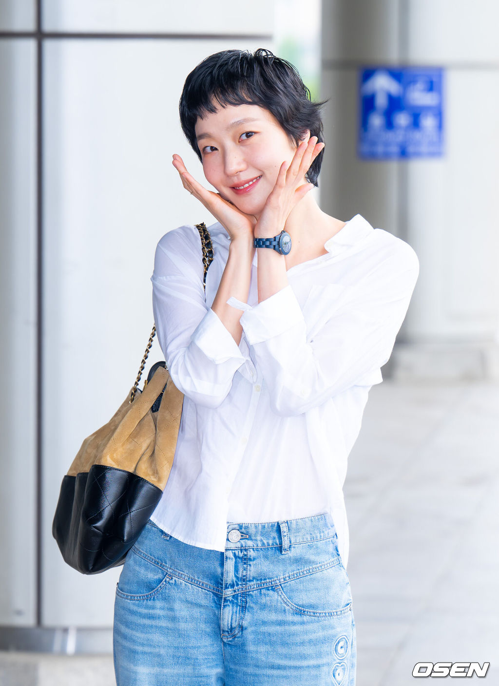 배우 김고은이 해외일정 참석차 김포국제공항을 통해 일본 오사카로 출국했다. 김고은은 교토에서 열리는 한 럭셔리 브랜드의 하이주얼리 이벤트(REACH FOR THE STARS) 행사체 참석한다. 배우 김고은이  취재진을 향해 포즈를 취하고 있다. 2025.06.02 / ksl0919@osen.co.kr  