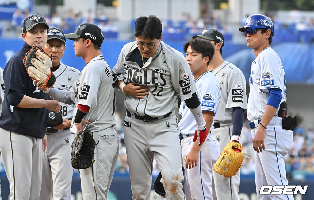 26일 대구삼성라이온즈파크에서 2025 신한 SOL 뱅크 KBO 리그 삼성 라이온즈와 한화 이글스의 경기가 열렸다. 홈팀 삼성은 가라비토가, 방문팀 한화는 문동주가 선발 출전했다. 한화 이글스 채은성이 1회말 1사 투수 땅볼을 친 삼성 라이온즈 양동근과 1루에서 충돌해 쓰러져 있다. 2025.06.26 / foto0307@osen.co.kr