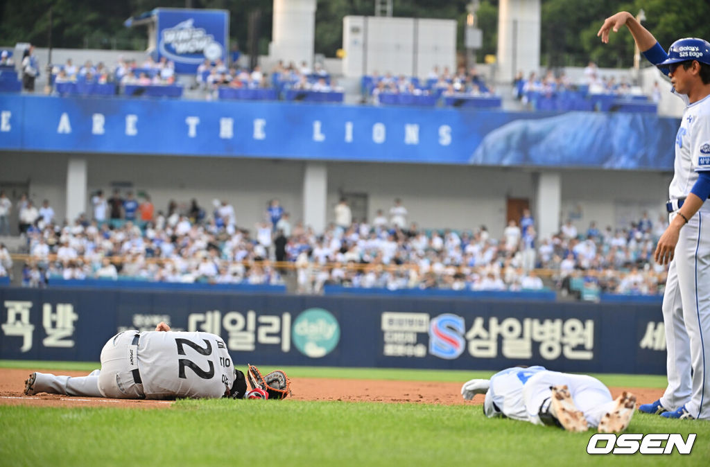 26일 대구삼성라이온즈파크에서 2025 신한 SOL 뱅크 KBO 리그 삼성 라이온즈와 한화 이글스의 경기가 열렸다. 홈팀 삼성은 가라비토가, 방문팀 한화는 문동주가 선발 출전했다. 한화 이글스 채은성이 1회말 1사 투수 땅볼을 친 삼성 라이온즈 양동근과 1루에서 충돌해 쓰러져 있다. 2025.06.26 / foto0307@osen.co.kr