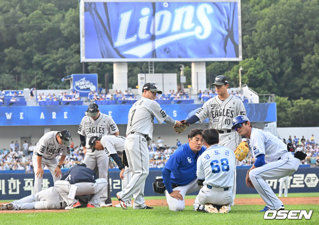 26일 대구삼성라이온즈파크에서 2025 신한 SOL 뱅크 KBO 리그 삼성 라이온즈와 한화 이글스의 경기가 열렸다. 홈팀 삼성은 가라비토가, 방문팀 한화는 문동주가 선발 출전했다. 한화 이글스 채은성이 1회말 1사 투수 땅볼을 친 삼성 라이온즈 양동근과 1루에서 충돌해 쓰러져 있다. 2025.06.26 / foto0307@osen.co.kr