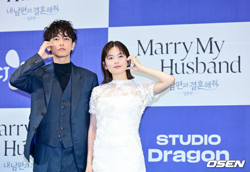 26일 오후 서울 신도림 라마다 호텔에서 CJ ENM X 스튜디오드래곤 기획 ‘내 남편과 결혼해줘’ 일본판 제작발표회가 열렸다.'내 남편과 결혼해줘'는 주인공 강지원이 자신의 친구와 바람난 남편에게 배신당하고 죽음을 맞은 뒤 과거로 회귀해 복수하고 새로운 삶을 살아가는 내용으로, 동명의 웹소설을 원작 삼아 만들어진 드라마다. 앞서 지난해 1월부터 2월까지 국내에서 tvN 드라마로 방송돼 극성 강한 전개로 뜨거운 사랑을 받았다. 일본에서 드라마화되는 작품은 한국 드라마의 일본판 리메이크 버전이다. 이를 위해 드라마 '비밀의 숲', '알함브라 궁전의 추억'을 비롯해 넷플릭스 오리지널 시리즈 '더 글로리'로 호평받은 안길호 감독이 메가폰을 잡았다. 또한 한국에서 배우 박민영이 활약한 여자 주인공 역에 드라마 '오오쿠', '대대손손 상인 금과 은' 시리즈, '페르마의 요리' 등에 출연한 코시바 후우카가 출연한다. 남자 주인공으로는 영화 '바람의 검심' 시리즈로 사랑받은 사토 타케루가 나서 기대를 모은다. 배우 사토 타케루, 코시바 후우카가 포토타임을 하고 있다. 2025.06.26 /jpnews@osen.co.kr