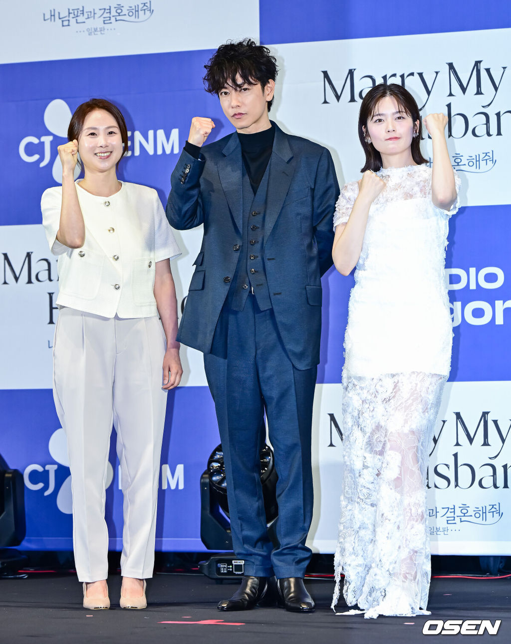 26일 오후 서울 신도림 라마다 호텔에서 CJ ENM X 스튜디오드래곤 기획 ‘내 남편과 결혼해줘’ 일본판 제작발표회가 열렸다.'내 남편과 결혼해줘'는 주인공 강지원이 자신의 친구와 바람난 남편에게 배신당하고 죽음을 맞은 뒤 과거로 회귀해 복수하고 새로운 삶을 살아가는 내용으로, 동명의 웹소설을 원작 삼아 만들어진 드라마다. 앞서 지난해 1월부터 2월까지 국내에서 tvN 드라마로 방송돼 극성 강한 전개로 뜨거운 사랑을 받았다. 일본에서 드라마화되는 작품은 한국 드라마의 일본판 리메이크 버전이다. 이를 위해 드라마 '비밀의 숲', '알함브라 궁전의 추억'을 비롯해 넷플릭스 오리지널 시리즈 '더 글로리'로 호평받은 안길호 감독이 메가폰을 잡았다. 또한 한국에서 배우 박민영이 활약한 여자 주인공 역에 드라마 '오오쿠', '대대손손 상인 금과 은' 시리즈, '페르마의 요리' 등에 출연한 코시바 후우카가 출연한다. 남자 주인공으로는 영화 '바람의 검심' 시리즈로 사랑받은 사토 타케루가 나서 기대를 모은다. 손자영 책임 프로듀서, 배우 사토 타케루, 코시바 후우카가 포토타임을 하고 있다. 2025.06.26 /jpnews@osen.co.kr