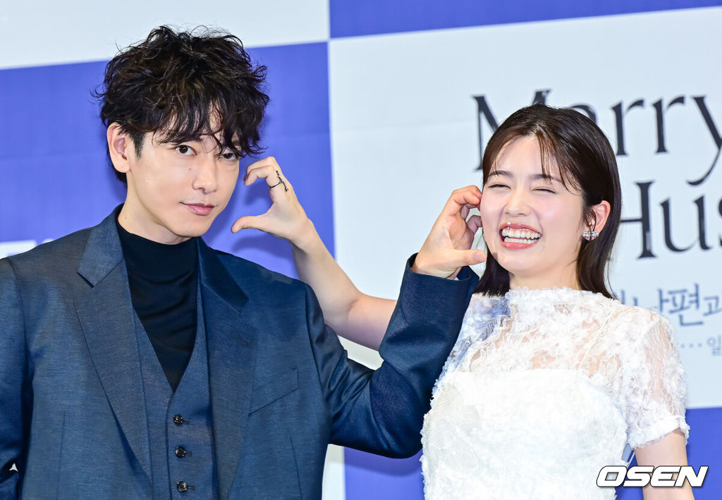 26일 오후 서울 신도림 라마다 호텔에서 CJ ENM X 스튜디오드래곤 기획 ‘내 남편과 결혼해줘’ 일본판 제작발표회가 열렸다.'내 남편과 결혼해줘'는 주인공 강지원이 자신의 친구와 바람난 남편에게 배신당하고 죽음을 맞은 뒤 과거로 회귀해 복수하고 새로운 삶을 살아가는 내용으로, 동명의 웹소설을 원작 삼아 만들어진 드라마다. 앞서 지난해 1월부터 2월까지 국내에서 tvN 드라마로 방송돼 극성 강한 전개로 뜨거운 사랑을 받았다. 일본에서 드라마화되는 작품은 한국 드라마의 일본판 리메이크 버전이다. 이를 위해 드라마 '비밀의 숲', '알함브라 궁전의 추억'을 비롯해 넷플릭스 오리지널 시리즈 '더 글로리'로 호평받은 안길호 감독이 메가폰을 잡았다. 또한 한국에서 배우 박민영이 활약한 여자 주인공 역에 드라마 '오오쿠', '대대손손 상인 금과 은' 시리즈, '페르마의 요리' 등에 출연한 코시바 후우카가 출연한다. 남자 주인공으로는 영화 '바람의 검심' 시리즈로 사랑받은 사토 타케루가 나서 기대를 모은다. 배우 사토 타케루, 코시바 후우카가 포토타임을 하고 있다. 2025.06.26 /jpnews@osen.co.kr