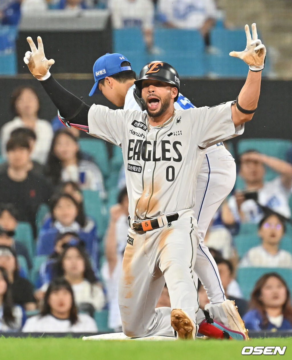 26일 대구삼성라이온즈파크에서 2025 신한 SOL 뱅크 KBO 리그 삼성 라이온즈와 한화 이글스의 경기가 열렸다. 홈팀 삼성은 가라비토가, 방문팀 한화는 문동주가 선발 출전했다. 한화 이글스 리베라토가 6회초 2사 1,2루 우익수 앞 안타를 치고 삼성 라이온즈 구자욱의 포구 실책을 틈타 3루까지 쇄도한 후 포효하고 있다. 2025.06.26 / foto0307@osen.co.kr