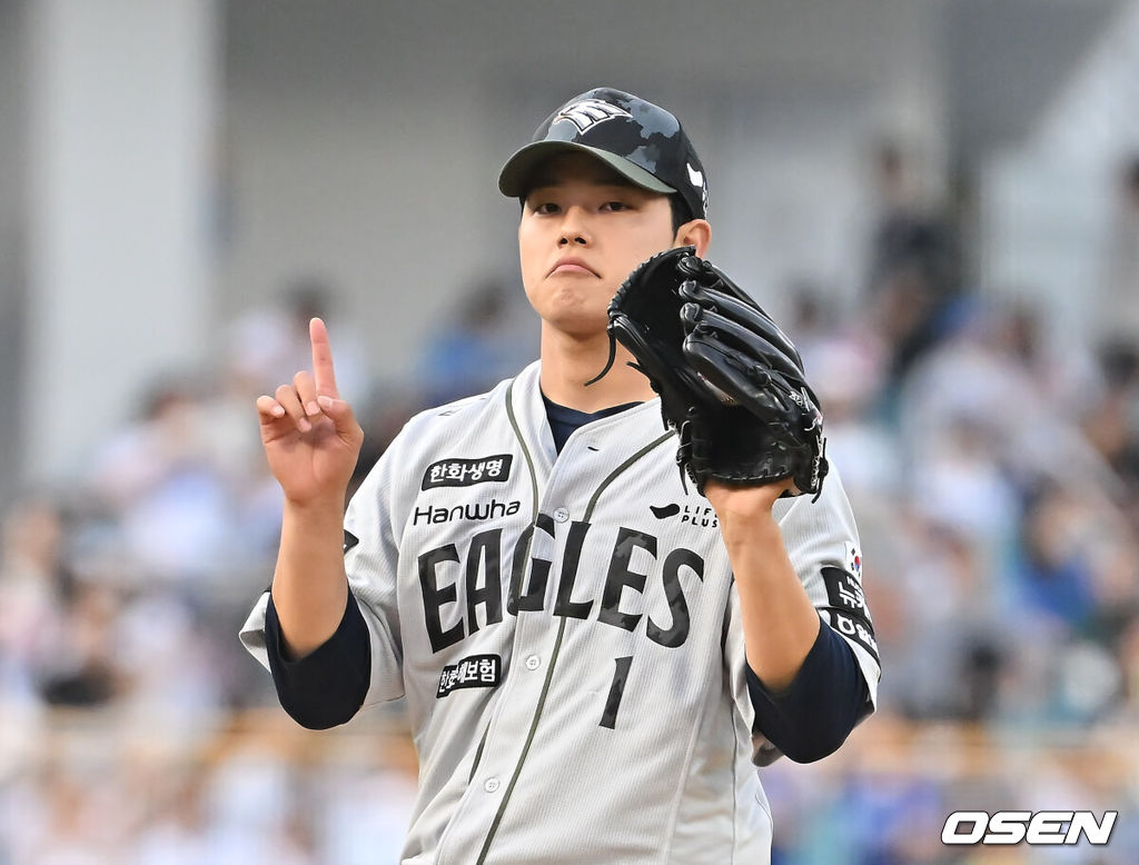 26일 대구삼성라이온즈파크에서 2025 신한 SOL 뱅크 KBO 리그 삼성 라이온즈와 한화 이글스의 경기가 열렸다. 홈팀 삼성은 가라비토가, 방문팀 한화는 문동주가 선발 출전했다. 한화 이글스 선발 투수 문동주가 사인을 보내고 있다. 2025.06.26 / foto0307@osen.co.kr