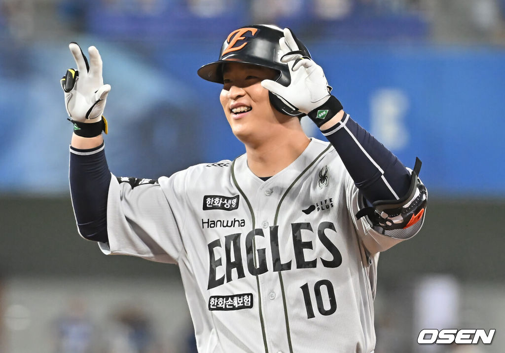 26일 대구삼성라이온즈파크에서 2025 신한 SOL 뱅크 KBO 리그 삼성 라이온즈와 한화 이글스의 경기가 열렸다. 홈팀 삼성은 가라비토가, 방문팀 한화는 문동주가 선발 출전했다. 한화 이글스 이진영이 8회초 2사 1루 우익수 오른쪽 1타점 안타를 치고 세리머니를 하고 있다. 2025.06.26 / foto0307@osen.co.kr
