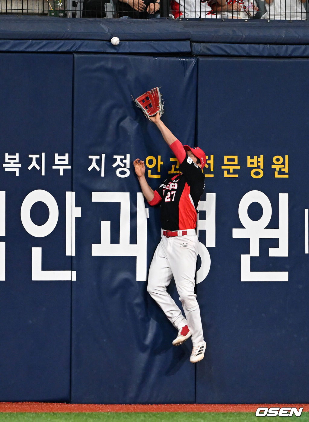 26일 오후 서울 고척스카이돔에서 2025 신한 SOL Bank KBO리그 키움 히어로즈와 KIA 타이거즈의 경기가 열렸다.키움은 하영민, KIA는 김건국을 선발 투수로 내세웠다.3회말 2사 2루에서 KIA 김호령이 키움 송성문의 타구를 잡으려 몸을 날리고 있다. 2025.06.26 /sunday@osen.co.kr