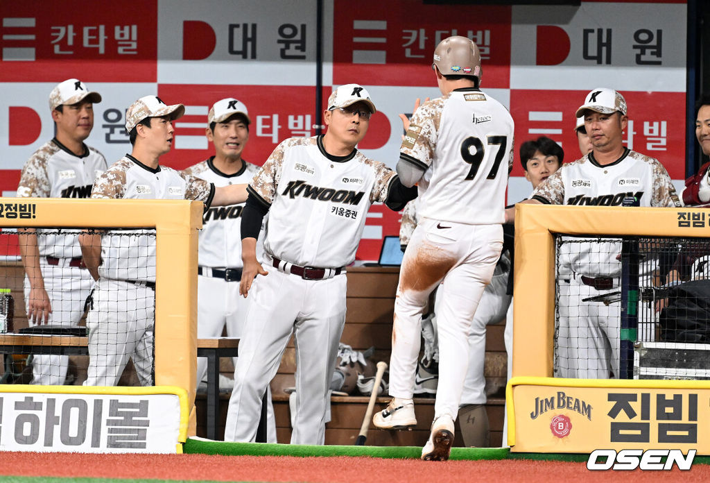 26일 오후 서울 고척스카이돔에서 2025 신한 SOL Bank KBO리그 키움 히어로즈와 KIA 타이거즈의 경기가 열렸다.키움은 하영민, KIA는 김건국을 선발 투수로 내세웠다.3회말 2사 2루에서 키움 홍원기 감독이 송성문의 좌중간 적시 2루타 때 홈을 밟은 전태현을 맞이하고 있다. 2025.06.26 /sunday@osen.co.kr