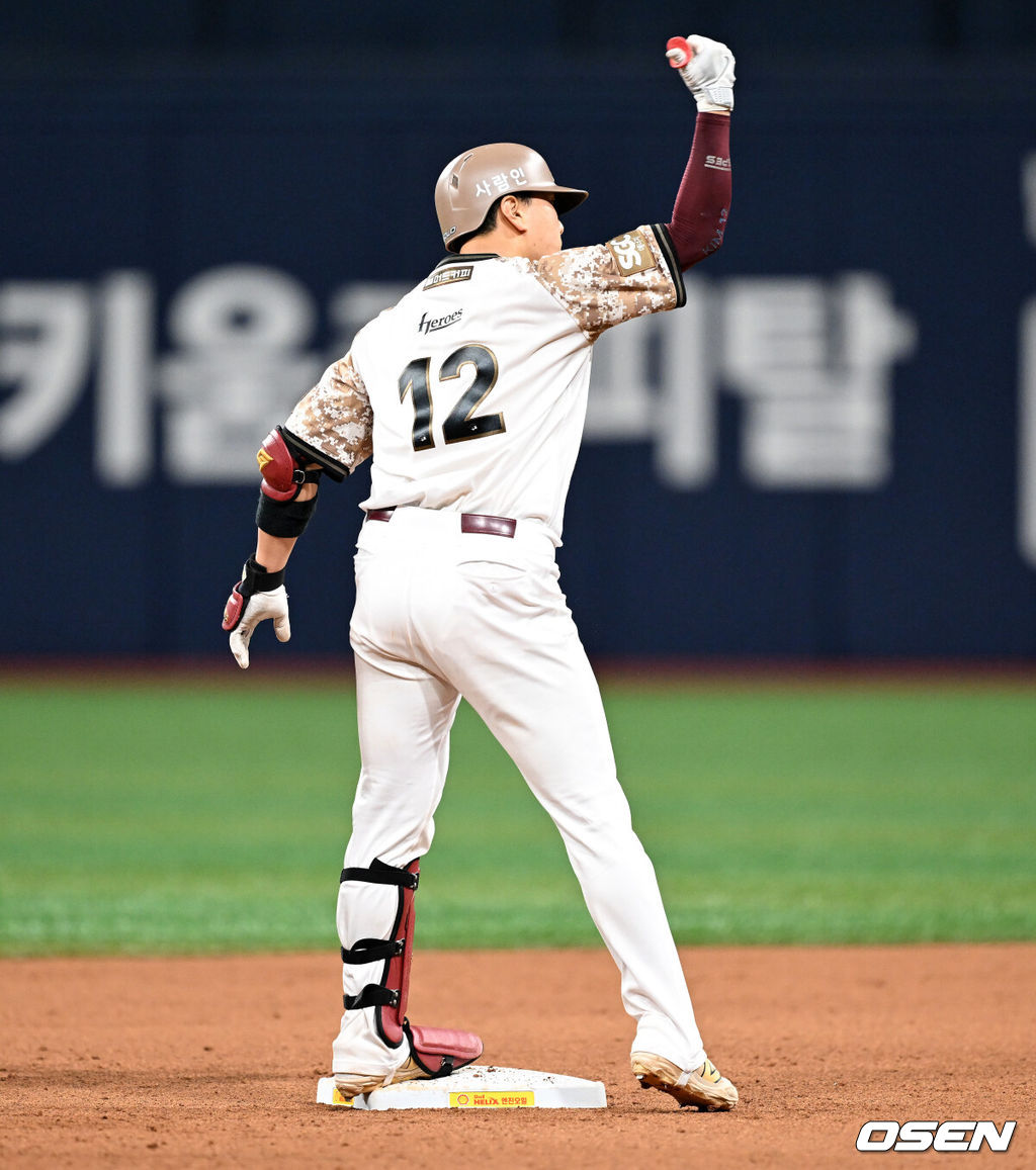 26일 오후 서울 고척스카이돔에서 2025 신한 SOL Bank KBO리그 키움 히어로즈와 KIA 타이거즈의 경기가 열렸다.키움은 하영민, KIA는 김건국을 선발 투수로 내세웠다.9회말 무사에서 키움 김건희가 우전 2루타를 치고 환호하고 있다. 2025.06.26 /sunday@osen.co.kr
